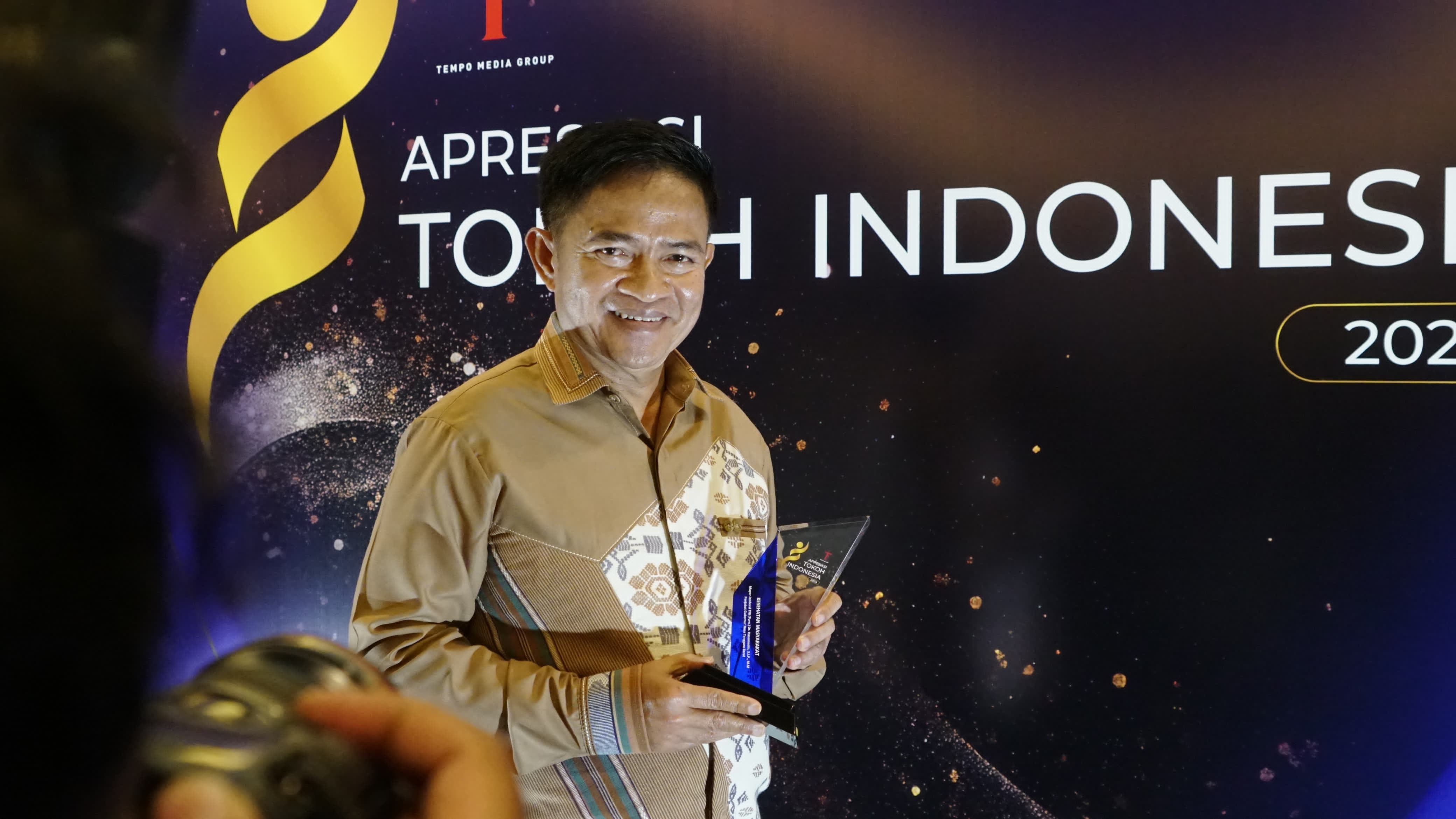 Pj Gubernur NTB Hassanudin saat menerima penghargaan pada acara Apresiasi Tokoh Indonesia 2024 yang digelar Kemendagri dan Tempo di Hotel Borobudur, Jakarta.