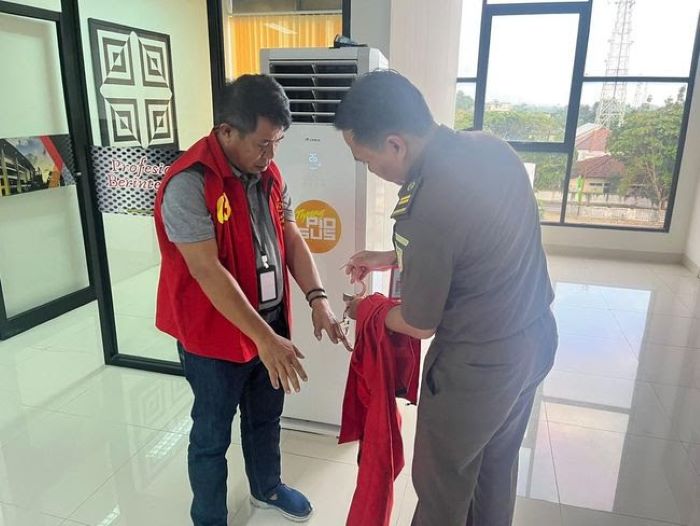 AJUKAN KASASI: Terdakwa korupsi tambang pasir besi Sentot Ismudiyanto Kuncoro diborgol saat hendak ditahan jaksa, belum lama ini.