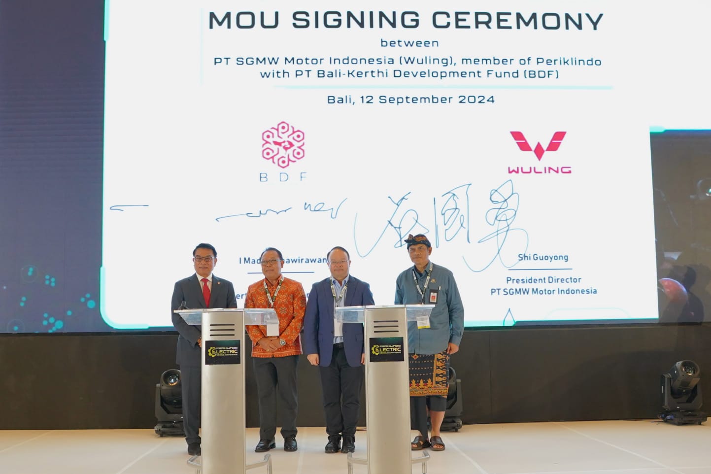 KERJA SAMA: Penandatanganan Nota Kesepahaman (MoU) PT SGMW Motor Indonesia (Wuling) dengan PT Bali-Kerthi Development Fund Ventura (BDF), Kamis (12/9).