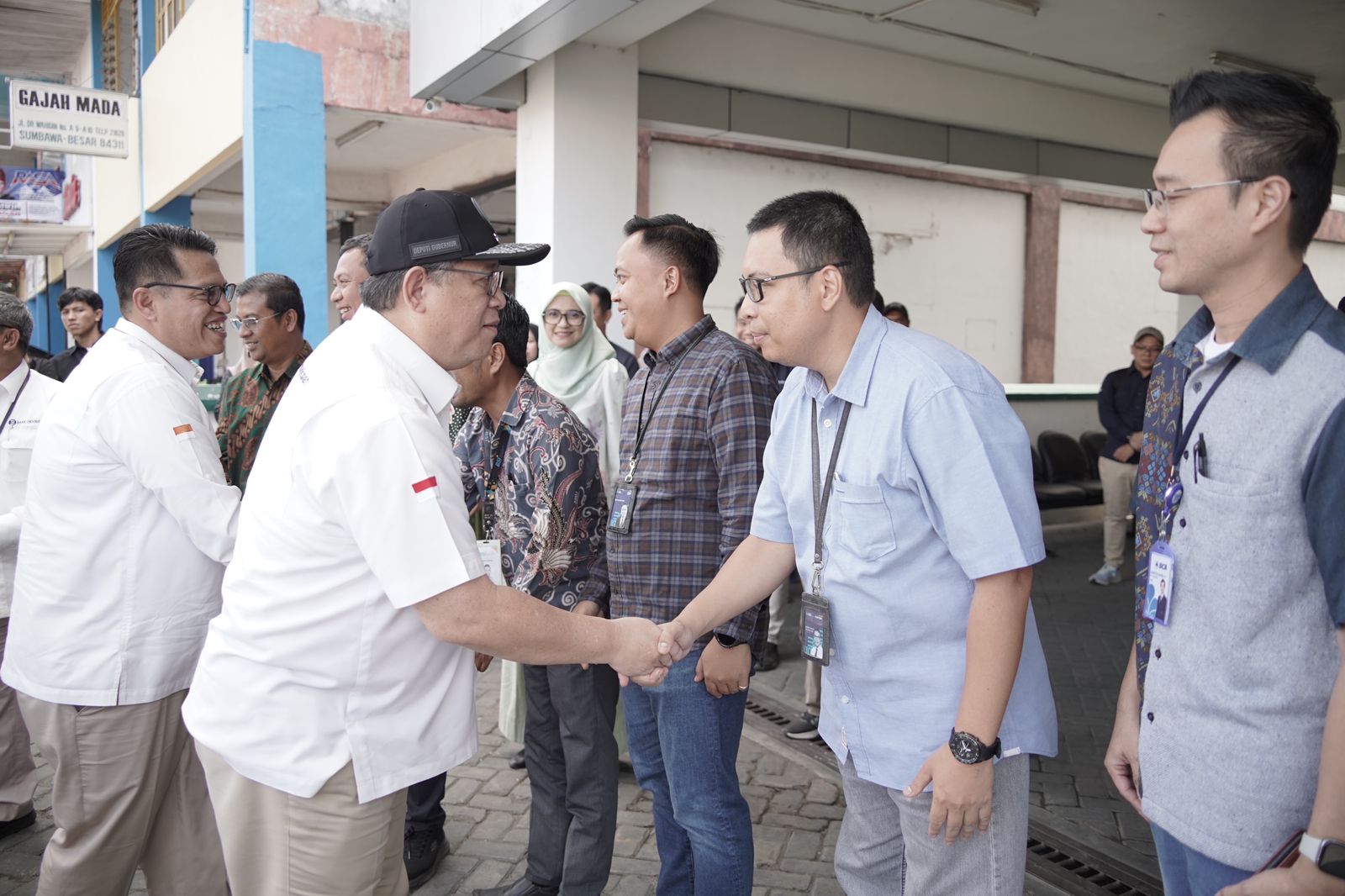 Deputi Gubernur Bank Indonesia saat kunjungan kas titipan di Pulau Sumbawa.