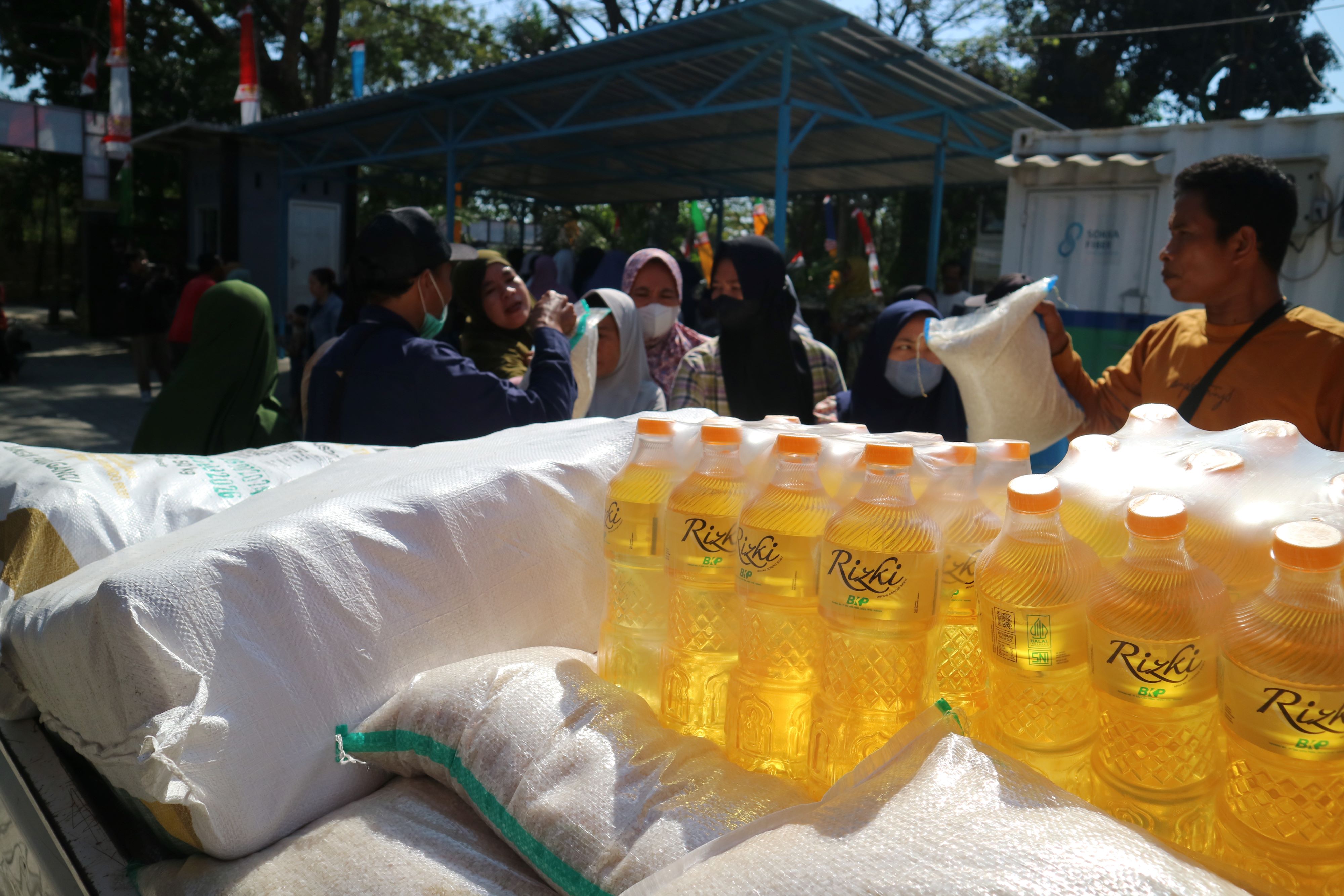 DIBURU WARGA: Masyarakat kota Praya menukarkan kupon beras, gula pasir dan minyak goreng pada kegiatan Pasar Murah Sembako di halaman kantor Camat Praya, Jumat (13/9). (Dewi/Lombok Post)