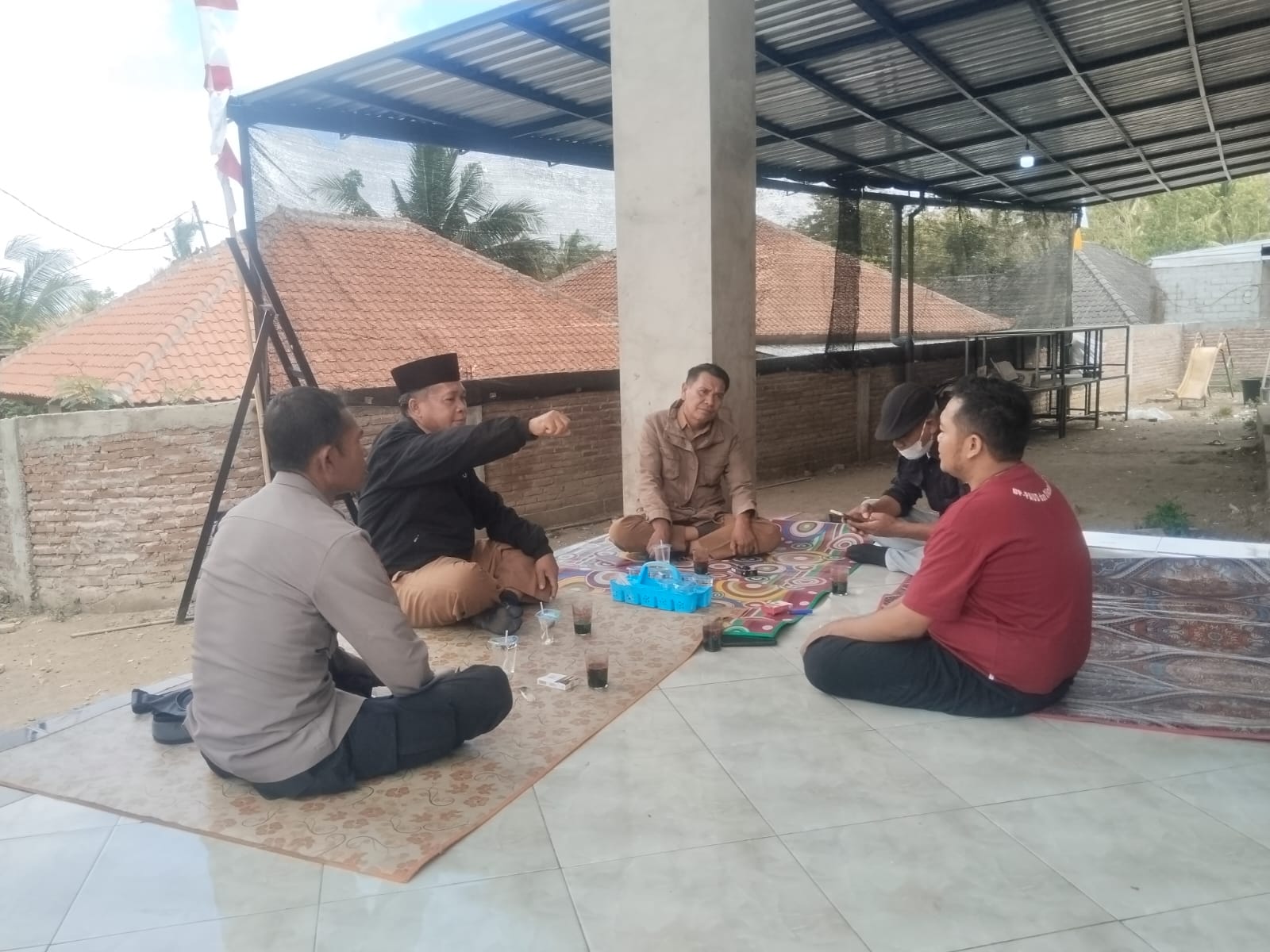 BIAR TIDAK TERULANG: Kepala sekolah dan guru SDN Pandan Tinggang bertemu dengan pelapor. Kedua belah pihak sepakat untuk damai.
