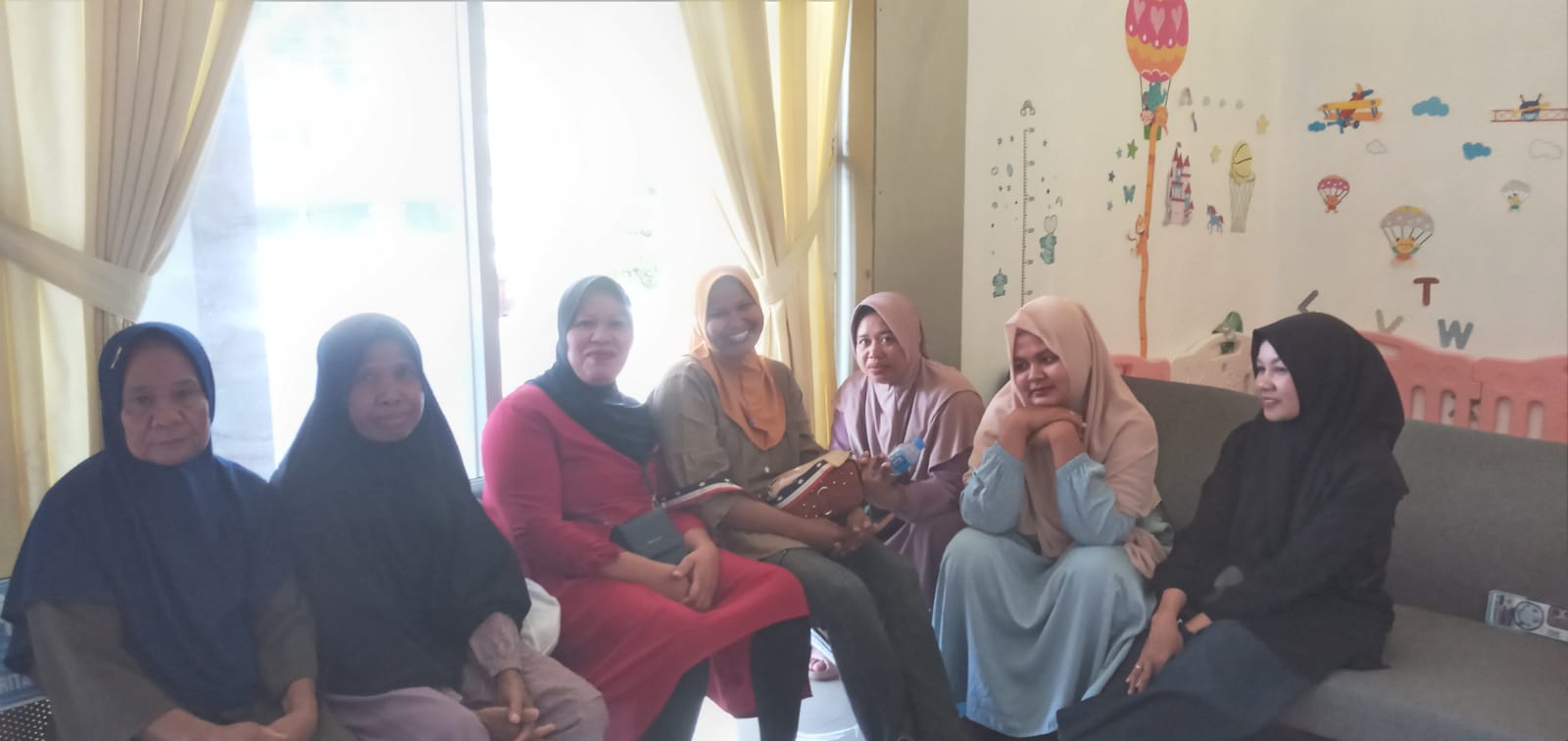 DIKONFRONTIR: Para nasabah KUR BNI saat berada di ruang tunggu kantor Kejari Bima sebelum menjalani pemeriksaan, Kamis (12/9). (Firman/Lombok Post)