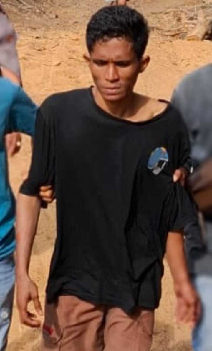 DITANGKAP: Anggota Polsek Soromandi berhasil menangkap pelaku Aco di Desa Punti, Soromandi, Bima, Jumat (13/9).
