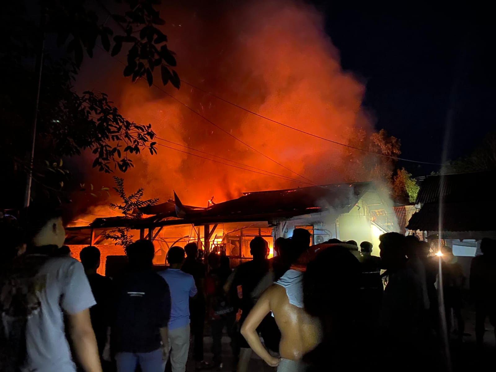 TAK BERSISA: Kebakaran hebat melanda Asrama Polres Bima Kota, Minggu (15/9) malam.