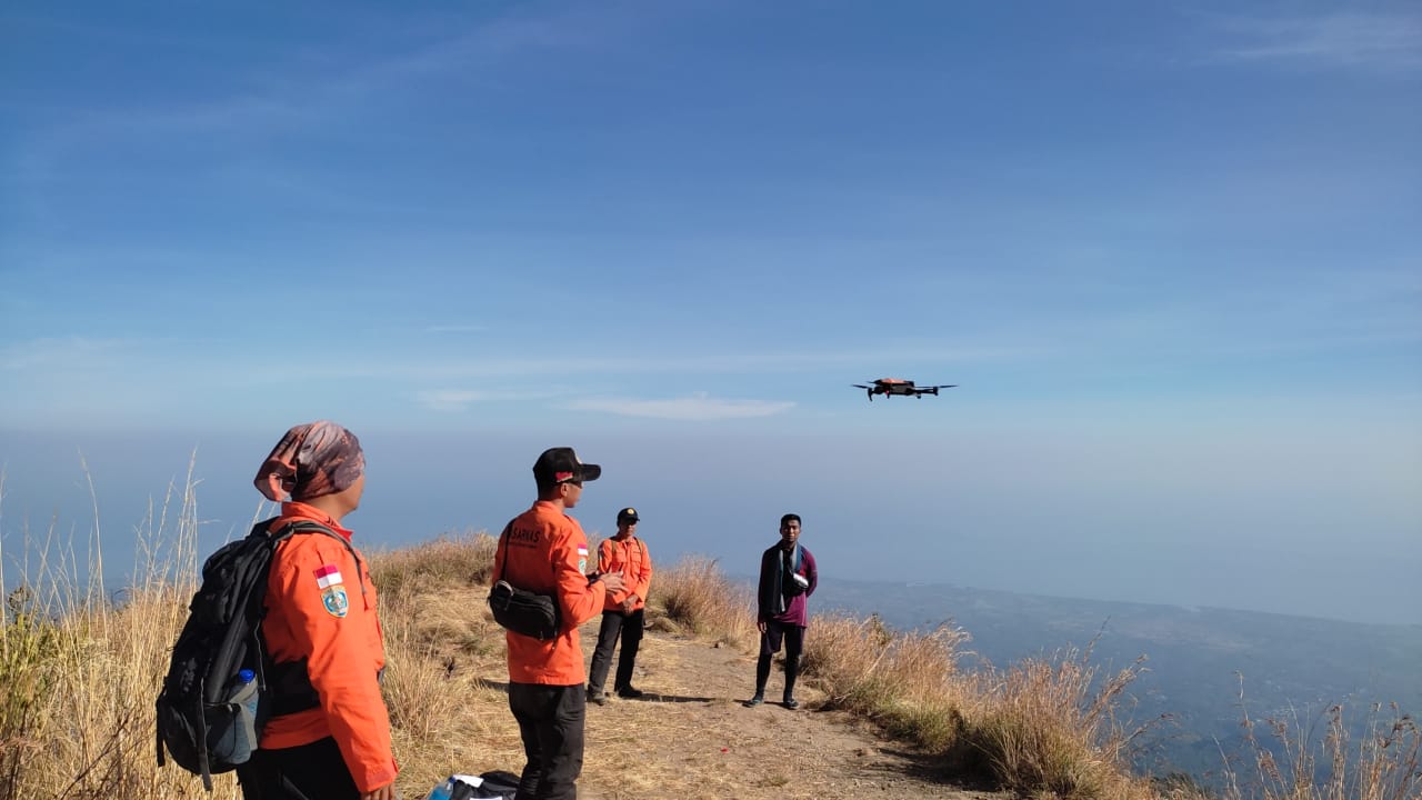 PEMANTAUAN UDARA: Tim SAR Mataram menggunakan drone mencari keberadaan WNA asal Rusia yang diduga hilang saat mendaki Gunung Rinjani, Jumat (13/9).