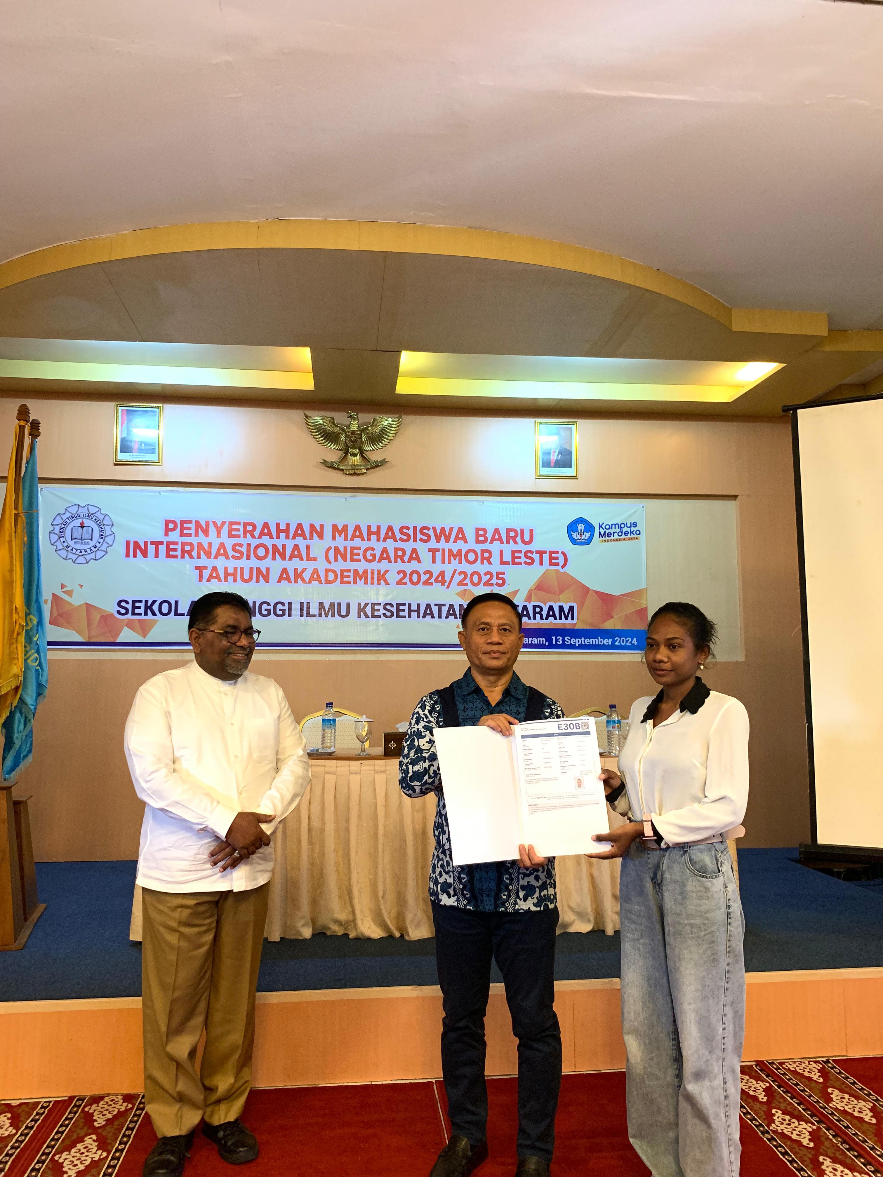 MAHASISWA BARU: Dua warga negara Timor Leste saat diantarkan Wakil Rektor Universitas Dili Dr Arif Abdullah Sagran untuk menuntut ilmu di Stikes Mataram, Jumat (13/9).