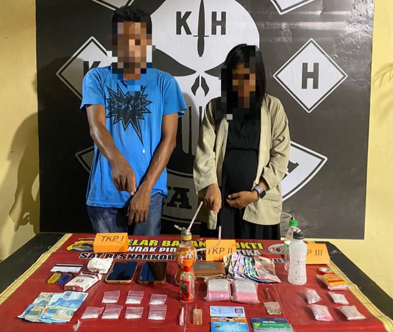 DIAMANKAN: Pengedar sabu MS dan DR diamankan bersama barang bukti di ruangan Satnarkoba Polres Bima Kota, Minggu (15/9).