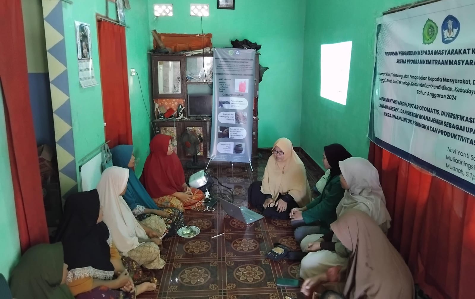 BERPERAN AKTIF: Tim PKM Ummat memberikan pelatihan inovasi kepada kelompok industri rumah tangga gerabah Muhajirin, di Desa Banyumulek, Kecamatan Kediri, Lombok Barat, belum lama ini.