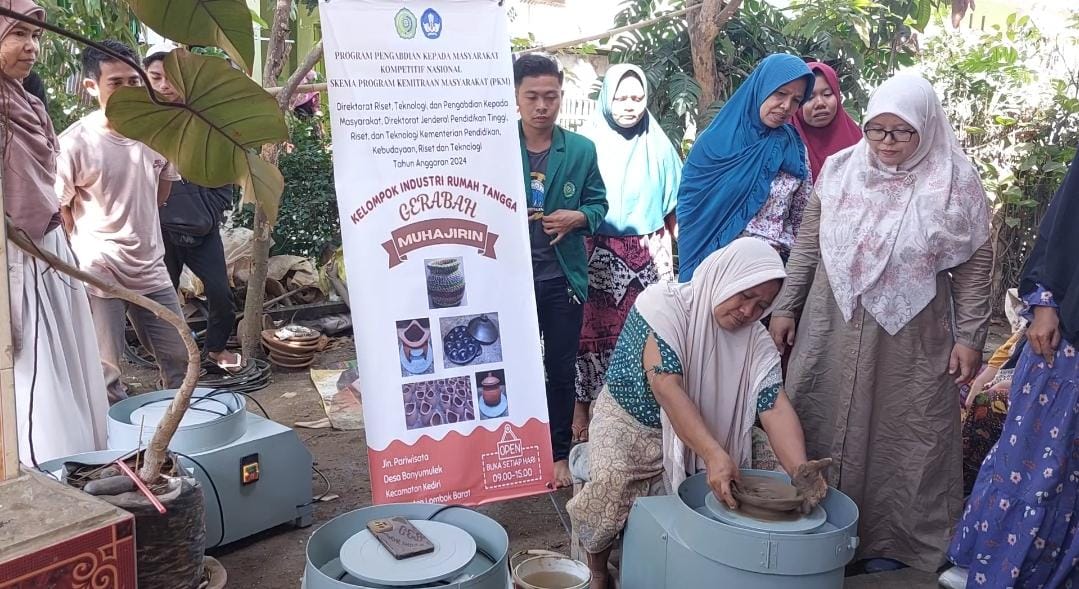 Kegiatan pelatihan inovasi teknologi dengam mesin putar tanah liat otomatis, dilakukan para anggota IRT Muhajirin, Desa Banyumulek, Lobar, yang diinisiasi oleh Tim PKM Ummat, belum lama ini.