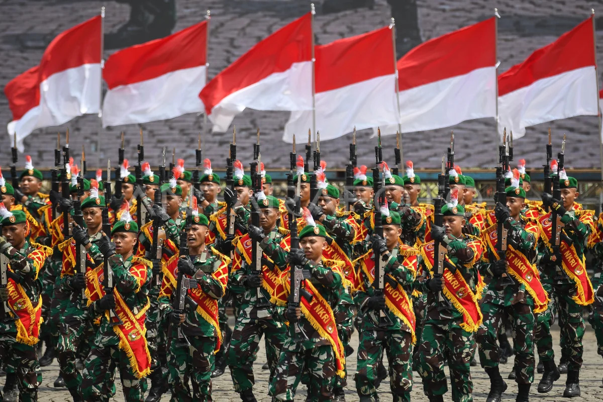 Sejumlah prajurit berbaris dalam gladi bersih Hari Ulang Tahun (HUT) ke-78 Tentara Nasional Indonesia (TNI) di Lapangan Silang Monumen Nasional (Monas), Gambir, Jakarta Pusat (ANTARA)