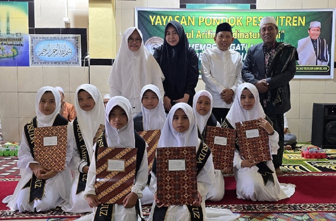 Beberapa orang hafiz dan hafizah yang diwisudah di Ponpes Darul Arifin Madinatunnabi, Babakan Sayo, Kecamatan Sandubaya, Mataram beberapa waktu lalu.