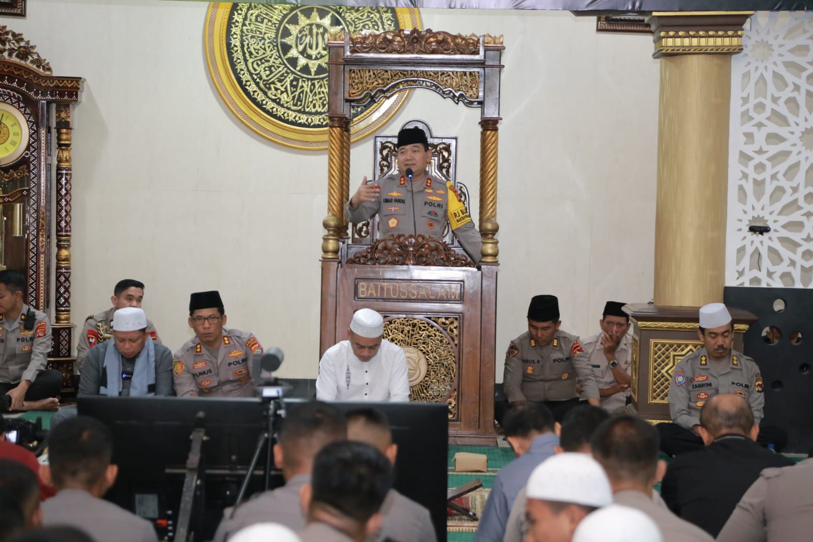 Kapolda NTB Irjen Umar Faroq (di mimbar) menyampaikan sambutan dalam perayaan Maulid Nabi Muhammad di Masjid Baitussalam Polda NTB, Kamis (19/9).