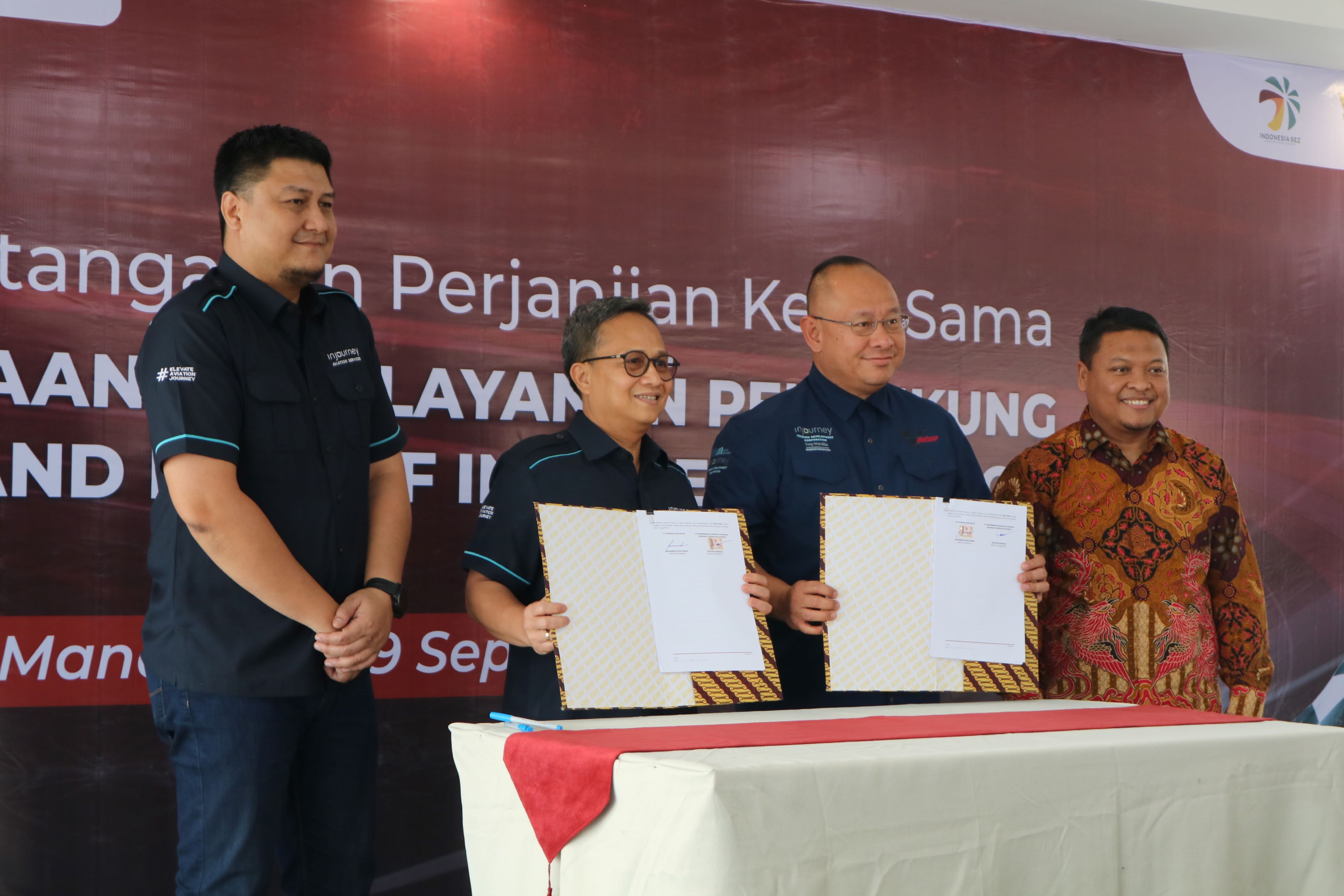 Direktur Komersial PT IAS Muhammad Putra Pariadi teken MoU dengan Direktur Komersial ITDC Troy Warokka terkait penyedia jasa layanan pendukung MotoGP