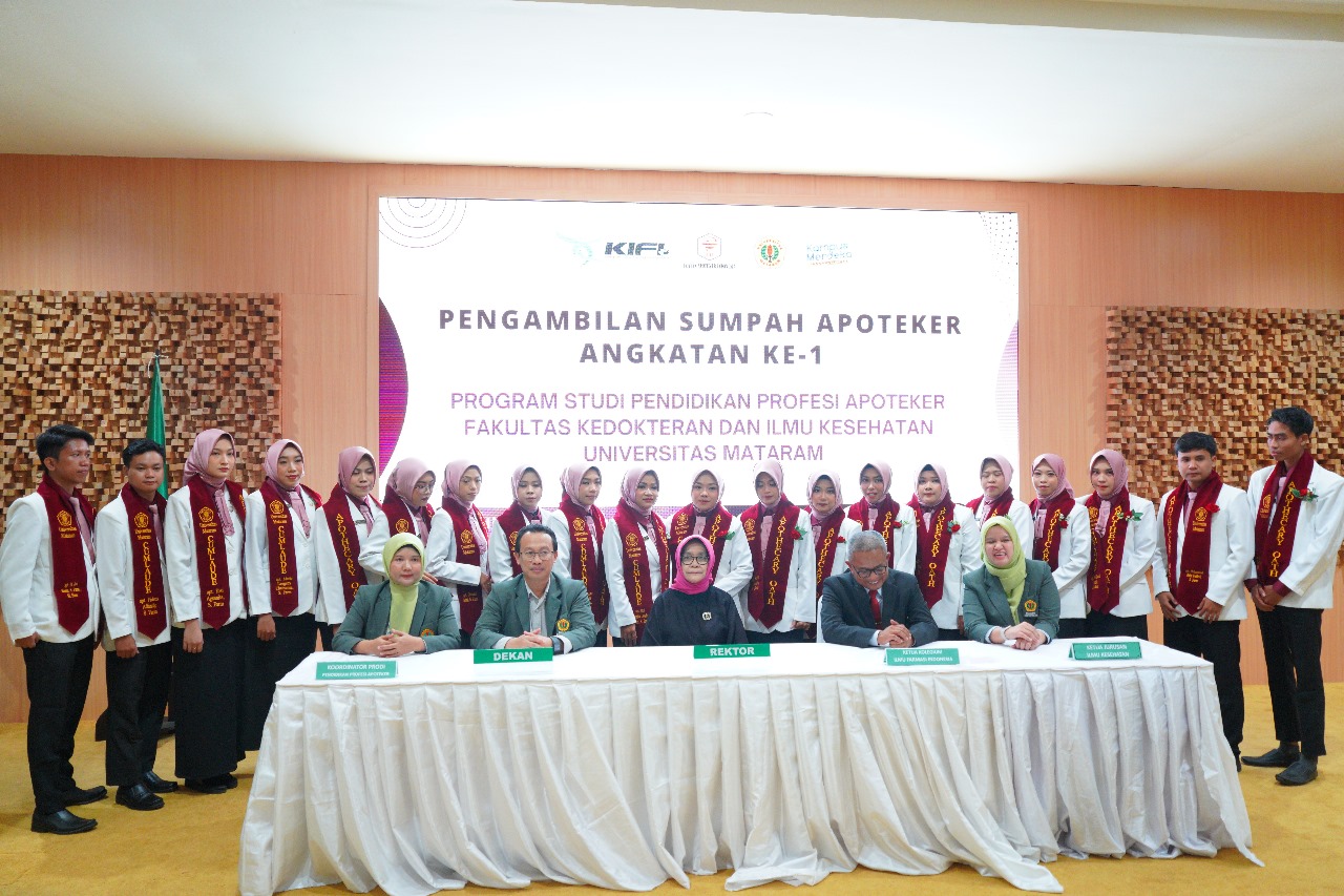 APOTEKER BARU: Puluhan apoteker baru FKIK Unram yang diambil sumpahnya bersama dekan dan wakil rektor di Aula dr Yunita Sabrina FKIK Unram, Selasa (18/9) lalu.
