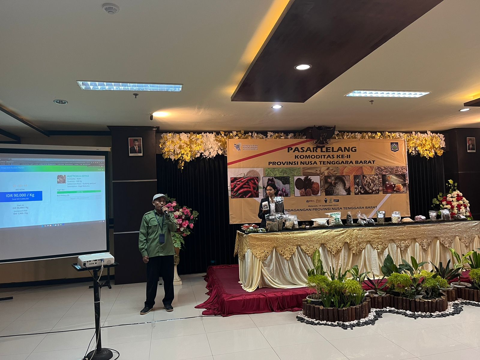 CAPAI KESEPAKATAN: Proses lelang berbagai komoditas agro asal Bumi Gora yang berlangsung di Pasar Lelang yang digelar Disdag NTB, di Mataram, Kamis (19/9).