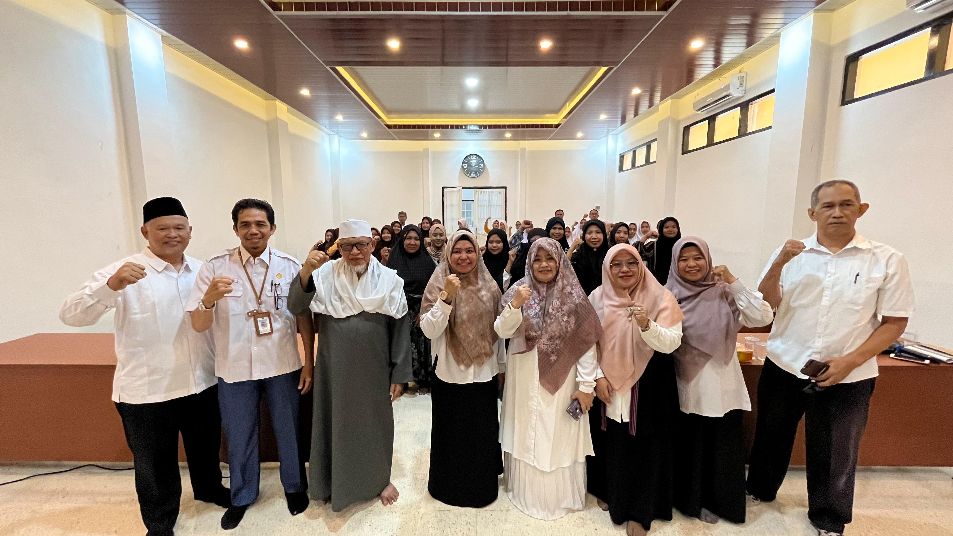 Kadis Perindustrian NTB Hj. Nuryanti, SE., ME (lima dari kanan)  bersama Pimpinan Yayasan Nurul Hakim TGH Muharrar Mahfuz dan peserta bimtek di Yayasan Ponpes Nurul Hakim, Kediri, Lombok Barat.