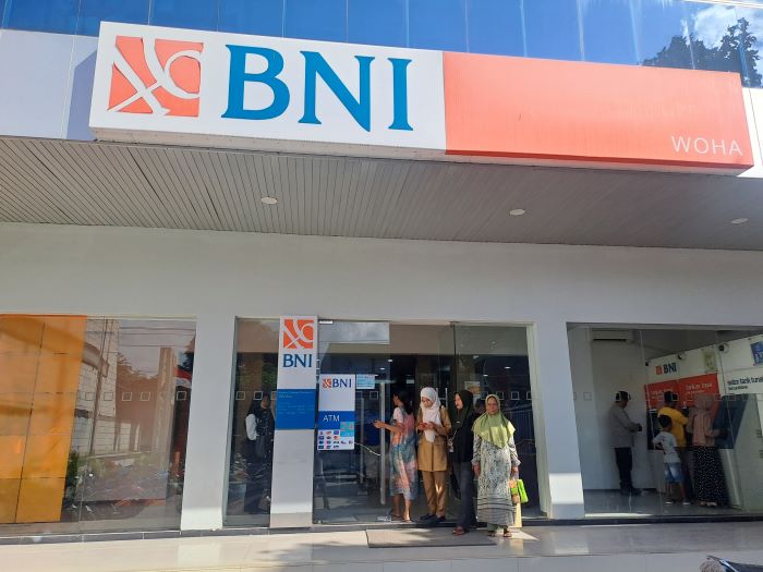 DIUSUT JAKSA: Sejumlah nasabah keluar dari BNI KCP Woha, belum lama ini. (Firman/Lombok Post)