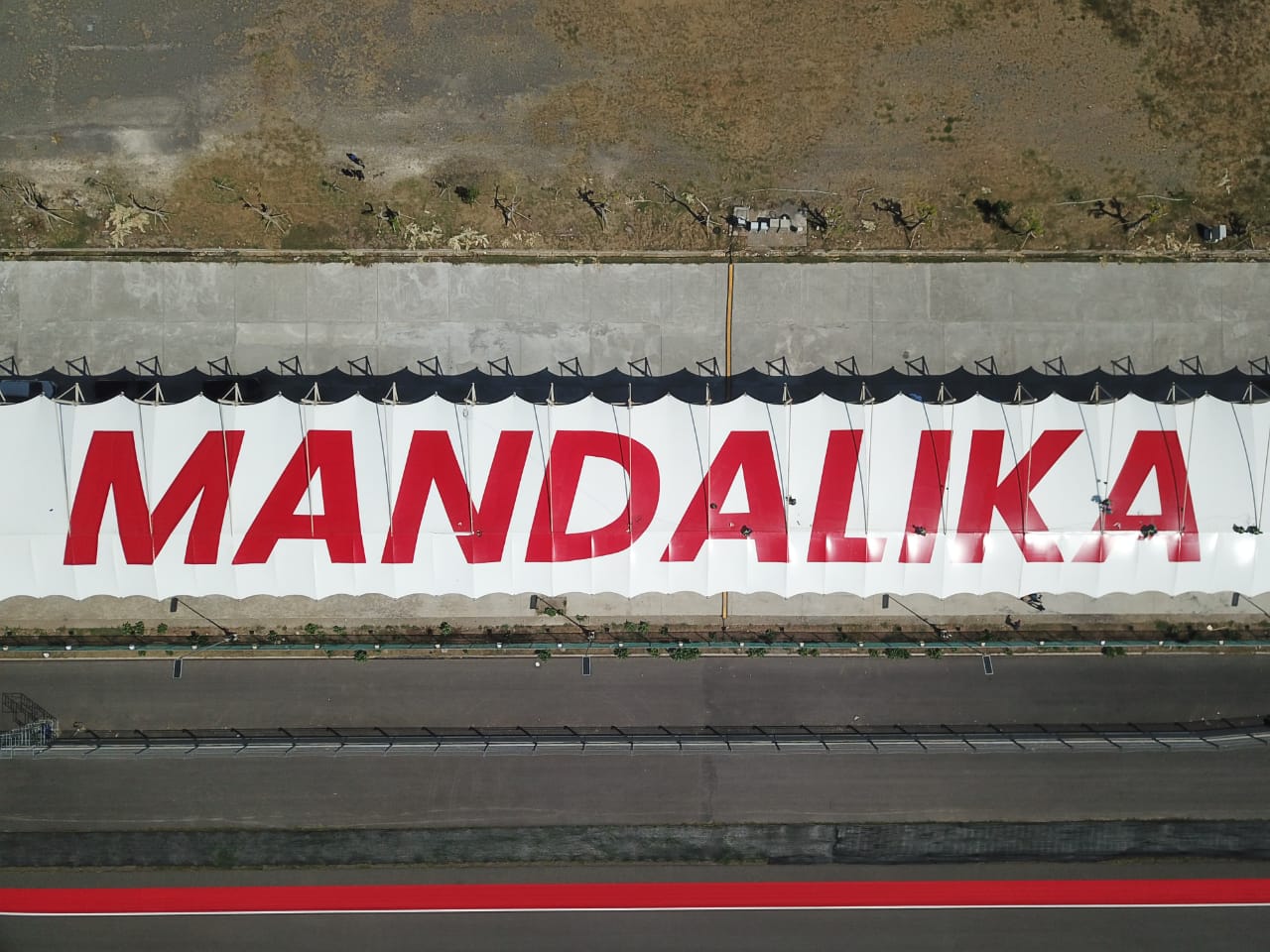 KIAN MENARIK: Tampak dari atas atap tribun premium Grandstand Zona A bertuliskan Indonesia dan Mandalika di Sirkuit Internasional Mandalika, Loteng.