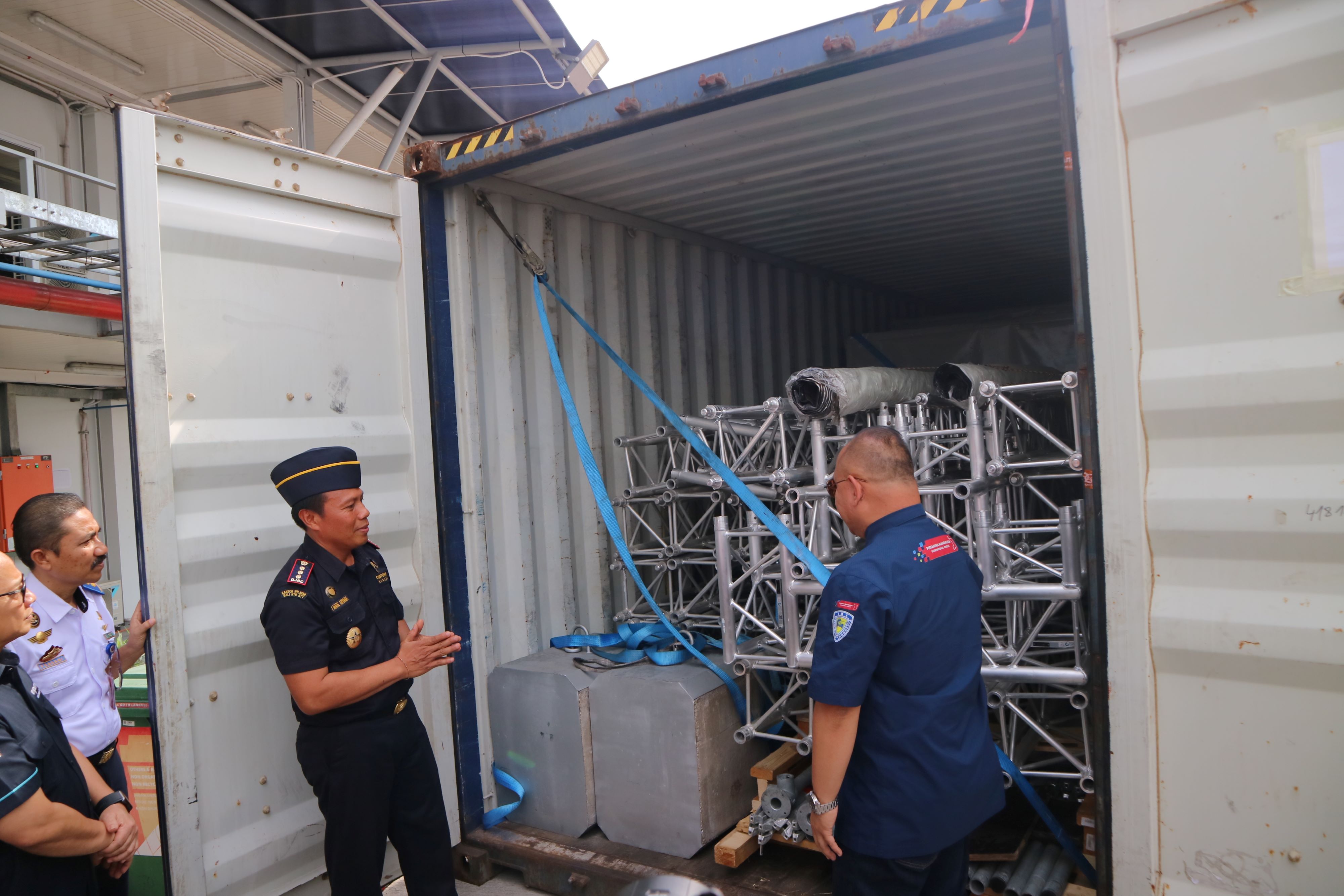 SUDAH TIBA: Suasana unboxing logistik milik Dorna Sport untuk ajang balap MotoGP Mandalika 2024 sudah tiba di Sirkuit Internasional Mandalika, Loteng, Kamis (19/9).