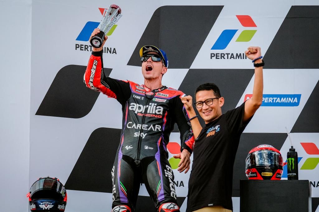 SAKSIKAN LANGSUNG: Menparekraf Sandiaga Uno memberikan trofi kepada Maverick Vinales yang berhasil finish pada posisi kedua pada MotoGP Mandalika 2023 lalu.