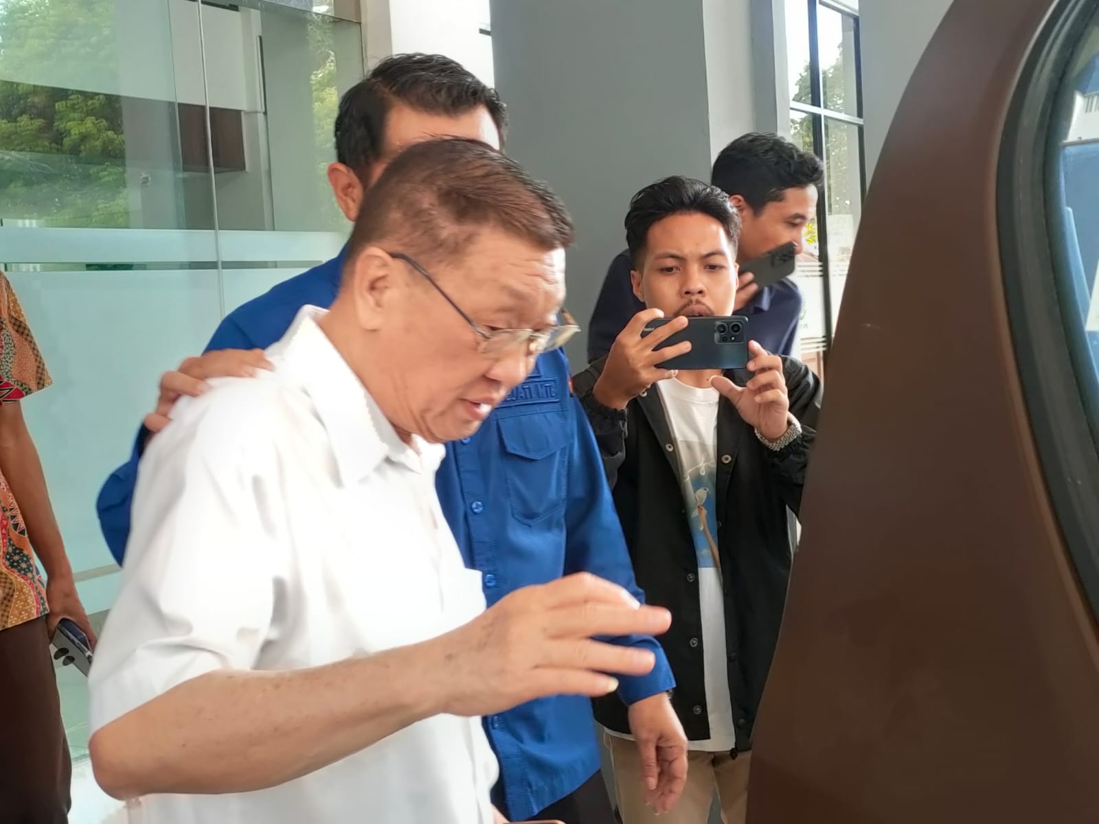 DIJEBLOSKAN KE PENJARA: Terpidana korupsi tambang pasir besi di Dusun Dedalpak, Lombok Timur (Lotim) Po Suwandi dibawa menuju Lapas Kuripan, Lobar di Kantor Kejati NTB, Kamis (19/9).