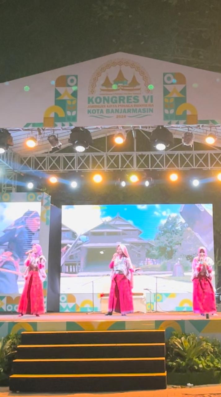 PUKAU PENONTON: Tiga penari asal Sumbawa menampilkan atraksi seni Samawa pada Kongres JKPI ke-6 di Kota Banjarmasin, Kalimantan Selatan, Rabu (18/9).