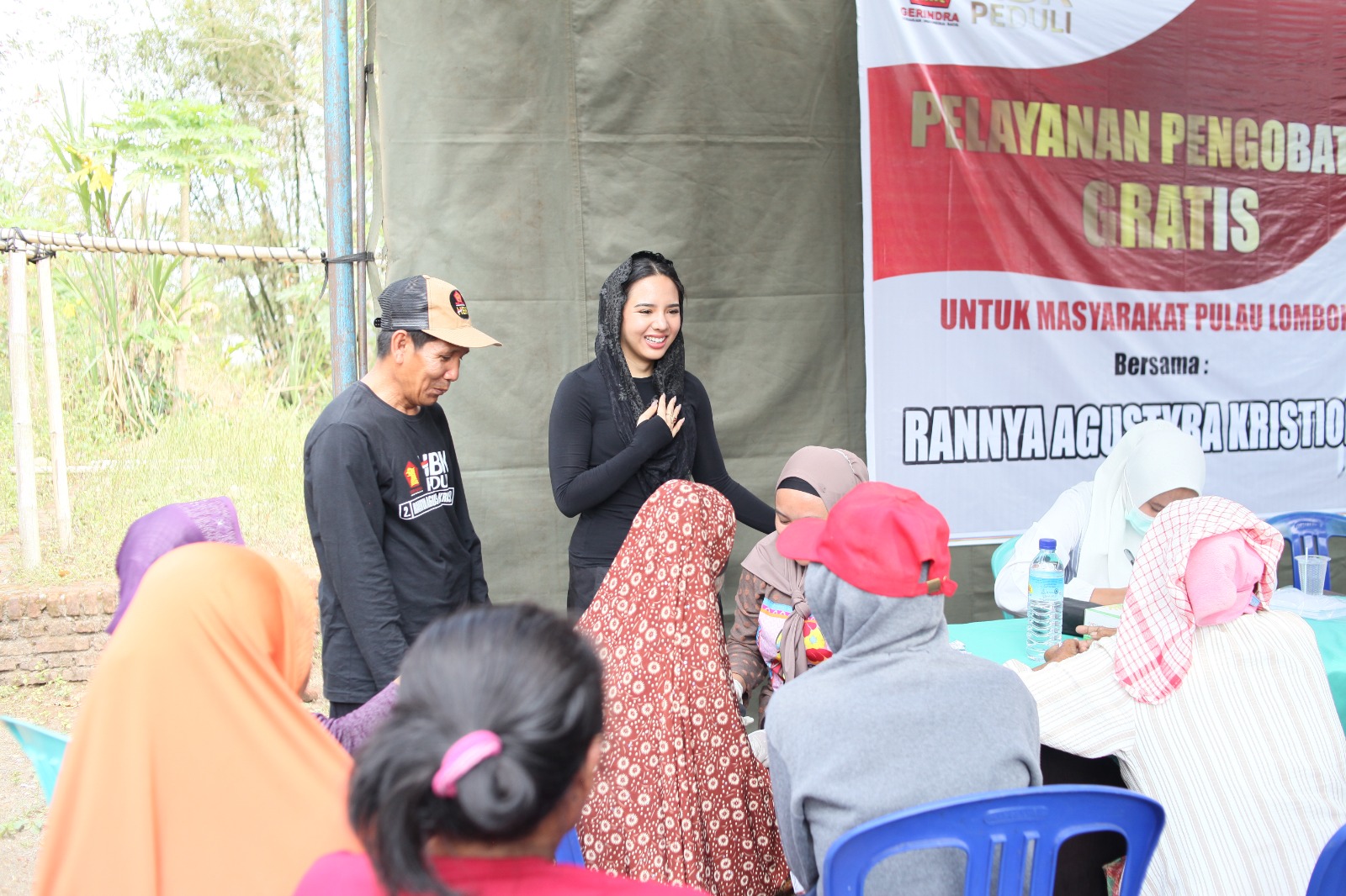 Ketua Yayasan HBK Peduli Rannya Agustyra Kristiono berbincang dengan warga saat melaksanakan baksos di Dusun Prantap, Desa Muncan, Kecamatan Kopang, Kabupaten Lombok Tengah, Jumat (20/9).