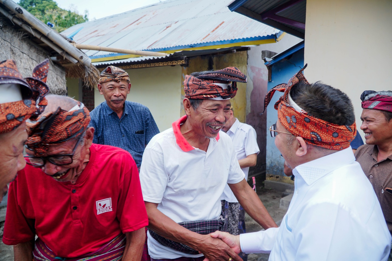 JAGA TRADISI: Tokoh adat Bayan berbincang dengan Bakal Calon Bupati Lombok Utara Najmul Akhyar (kanan) usai perayaan Maulid di Kecamatan Bayan, beberapa hari lalu.
