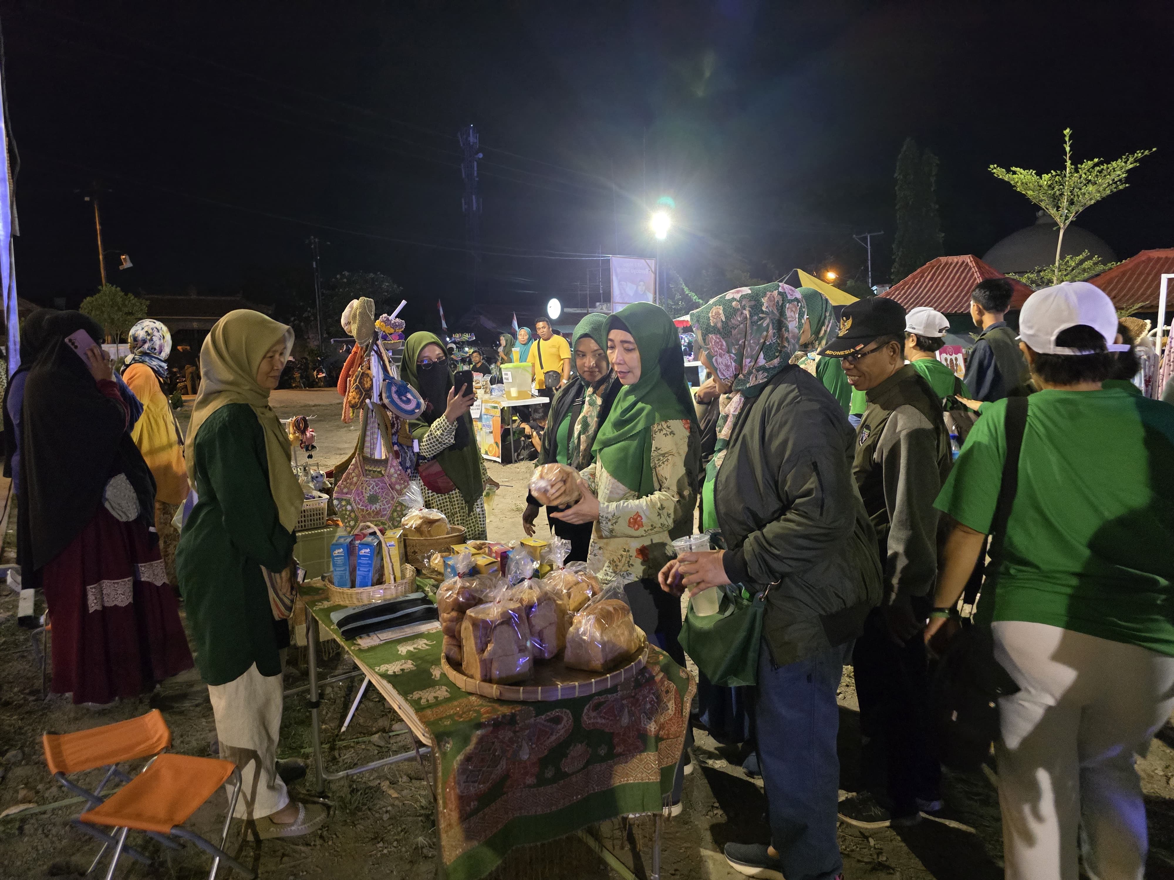 Bacagub NTB Hj Sitti Rohmi Djalilah saat berbincang dengan pelaku UMKM yang ambil bagian dalam pasar malam yang digelar Rohmi-Firin di Lapangan Bagong, Kota Mataram, Sabtu (21/9).