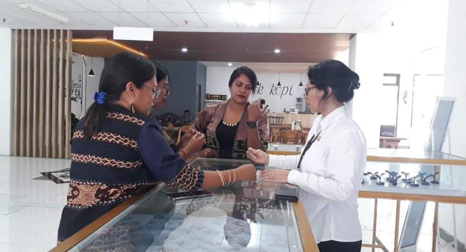 STUDI TIRU: Perwakilan Pemkab Sabu Raijua, NTT saat melihat produk mutiara di etalase NTB Mall, pekan lalu.