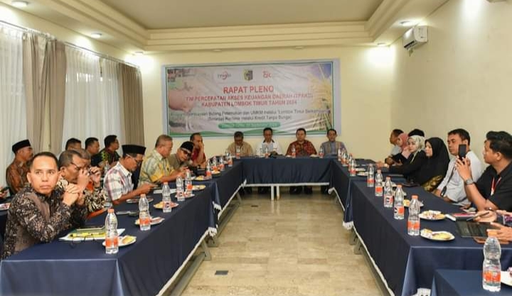 BAHAS TAHAPAN: Suasana rapat koordinasi persiapan pengundian nomor urut pasangan calon bupati dan wakil bupati Loteng pada Pilkada dan Deklarasi Kampanye Damai di aula kantor KPU Loteng, Sabtu (21/9)
