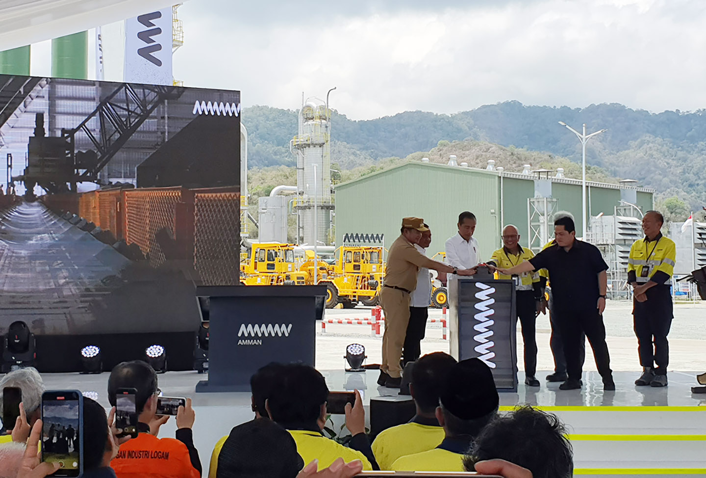 Presiden Jokowi didampingi Menteri ESDM Bahlil Lahadalia, Menteri BUMN Erick Thohir, Presiden Komisaris PT AMMAN Hilmi Panigoro, dan Pj Gubernur NTB Hassanudin menekan tombol sirine peresmian smelter