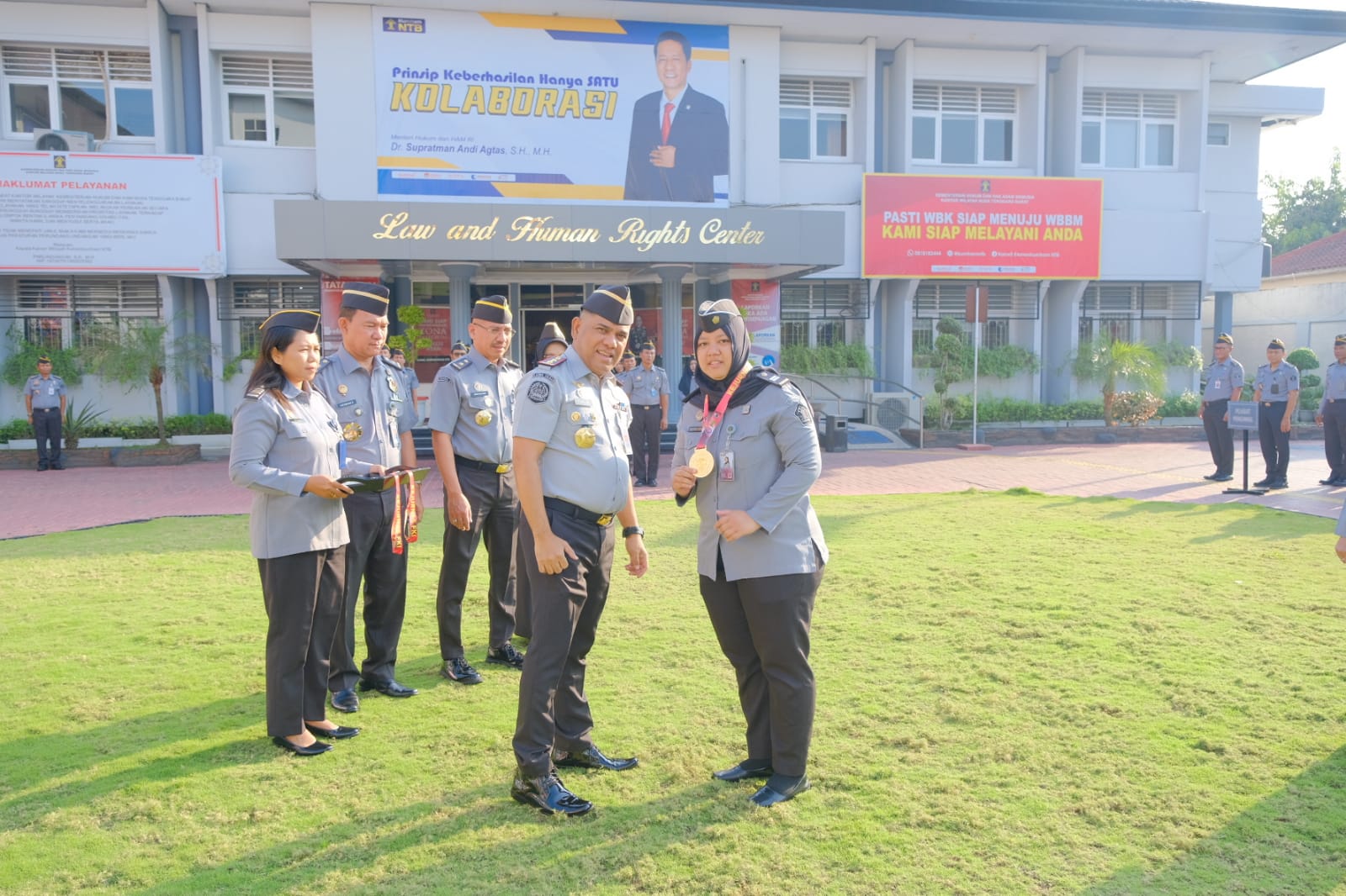 SELAMAT: Dzulhaini Asmarini Rismayani, petugas dari Lembaga Pemasyarakatan Perempuan Kelas III Mataram mendapat ucapan selamat dari Kakanwil Kemenkumham NTB Parlindungan, Senin (23/9)