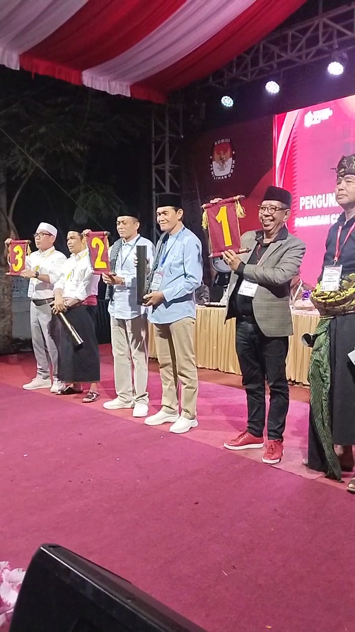 SIAP BERTANDING: Tiga paslon telah mengambil nomor urut untuk Pilkada Loteng 2024 di halaman kantor KPU Loteng, Senin (23/9) malam. (Dewi/Lombok Post)