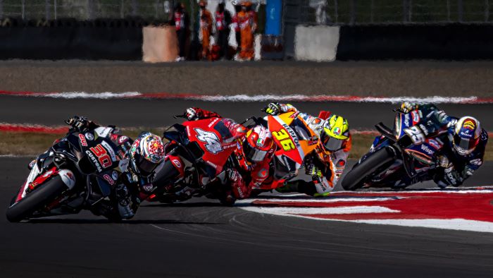 ADU KECEPATAN: Sejumlah pembalap MotoGP Mandalika bermanuver di Sirkuit Mandalika, tahun lalu. (Ivan/Lombok Post)