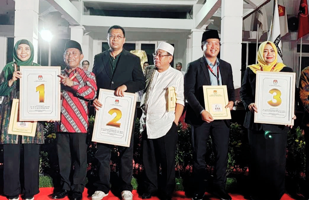 SEMRINGAH: Tiga paslon Gubernur-Wakil Gubernur NTB menunjukkan nomor urut yang diperoleh masing-masing, Senin (23/9) malam.