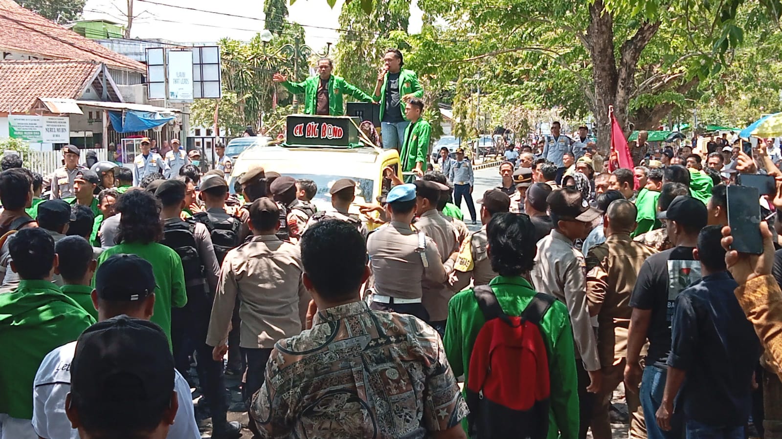 DEMO: Mahasiswa Universitas Muhammadiyah Bima menggelar aksi saat pelantikan anggota DPRD Kota Bima di halaman Gedung Paruga Na