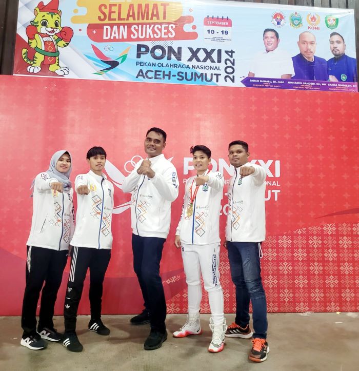 MAKSIMAL: Empat petinju NTB didampingi Manajer Tinjut NTB Jamuhur (tengah) usai mengikuti PON XXI Aceh-Sumatera Utara/2024.