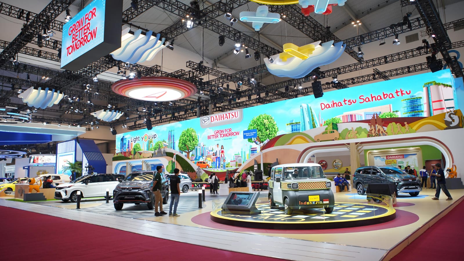 PIKAT PENGUNJUNG: Daihatsu menampilkan tiga unit kendaraan, mulai dari model LCGC (Low Cost Green Car) Astra Daihatsu Ayla di GIIAS 2024 yang diadakan di Kota Bandung, Jawa Barat.