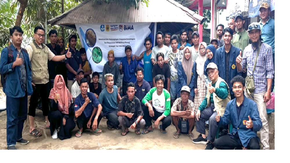 PENGABDIAN: Mahasiswa dan dosen Unram-UNW foto bersama dengan kelompok tani di Desa Batu Rakit, Kecamatan Bayan, KLU, belum lama ini.