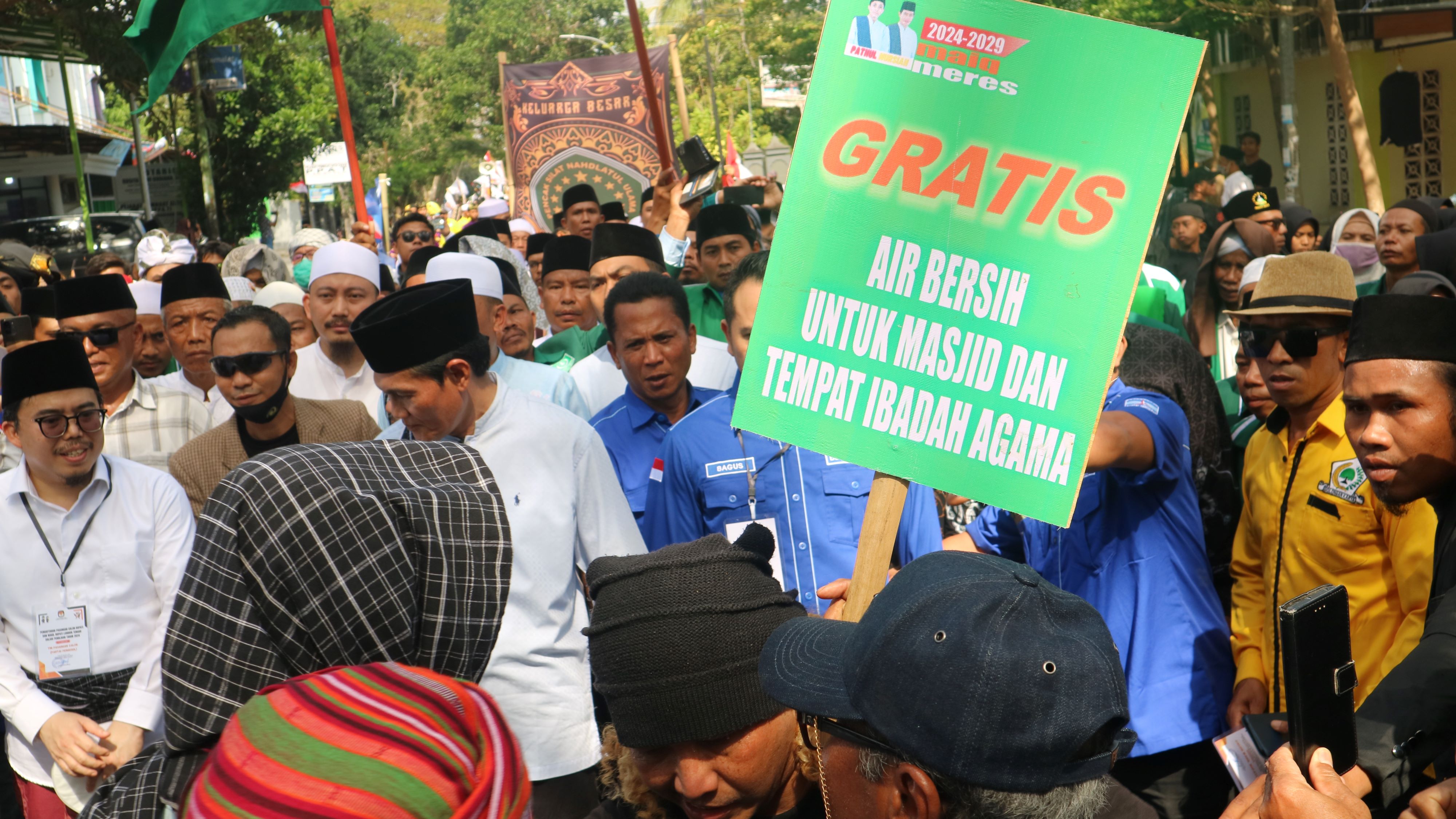 DIPERTANYAKAN: Program gratis air bersih bagi rumah ibadah dicanangkan paslon nomor urut dua Pathul-Nursiah pada Pilkada Loteng 2024. Program ini menjadi tanda tanya bagi lawan politik.