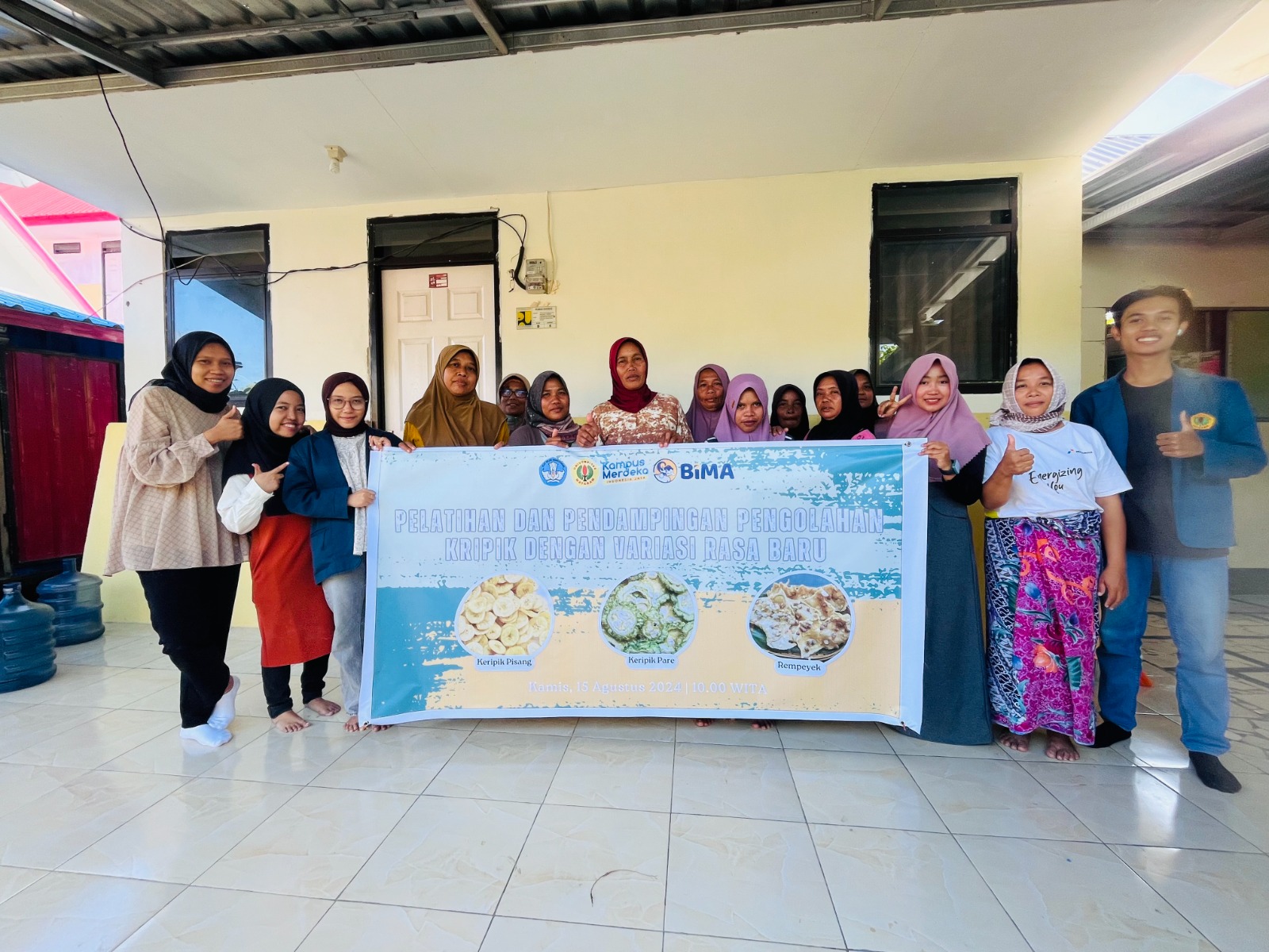 TINGKATKAN KUALITAS: Dosen dan mahasiswa Unram foto bersama KWT Rasa Saling Sayang Dusun Ebunut, Desa Kuta, Lombok Tengah, belum lama ini.