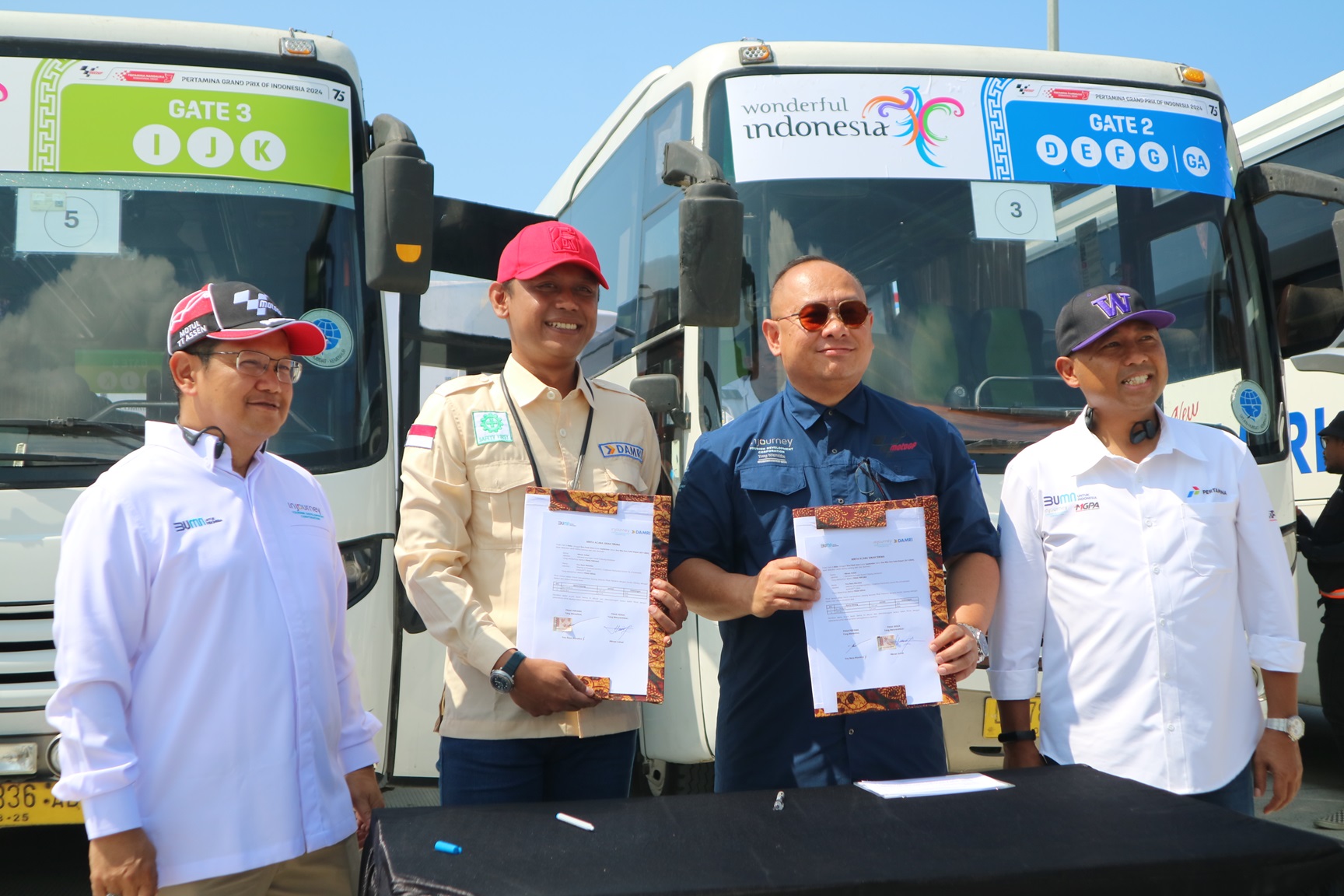 GANDENG: Chairman MotoGP Mandalika 2024 Troy Reza Warokka (dua kanan) teken kerja sama dengan GM Perum Damri Mataram Hilman Azhari (dua kiri) untuk transportasi dalam KEK Mandalika.
