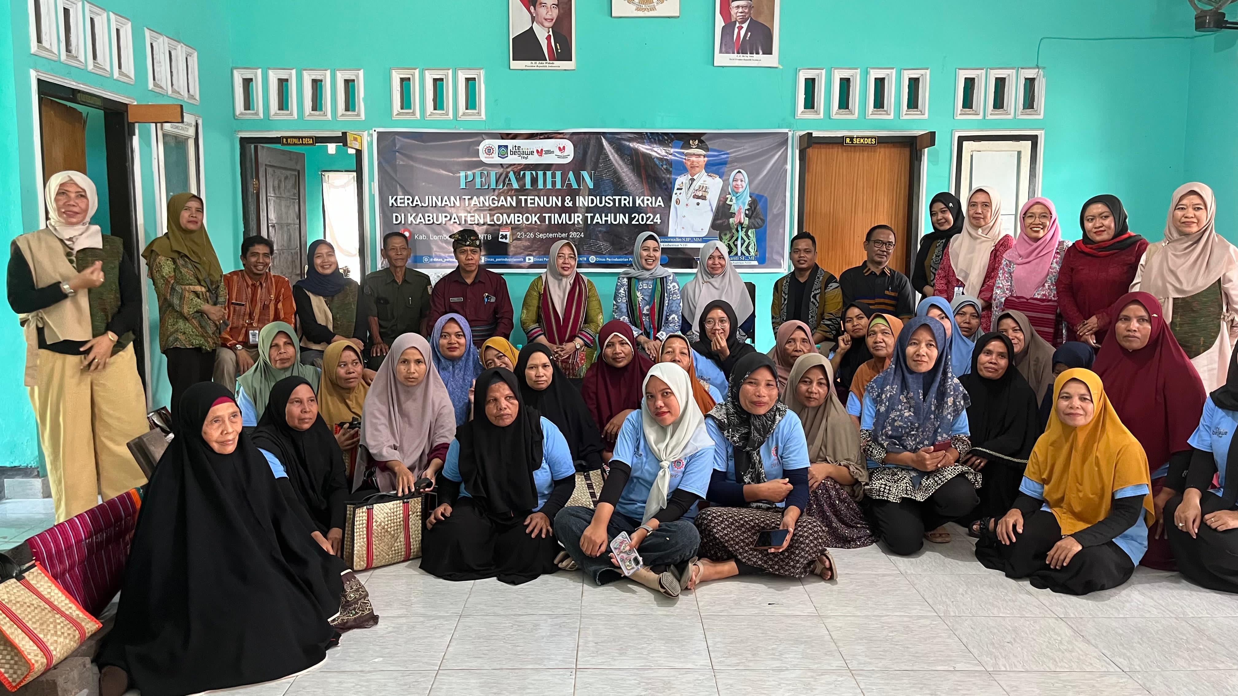 Kadis Perindustrian NTB Hj Nuryanti, Ketua Dekranasda NTB Dessi Hassanudin, Ketua TP PKK NTB Hj Lale Prayatni saat salah satu IKM binaan Dinas Perindustrian NTB.