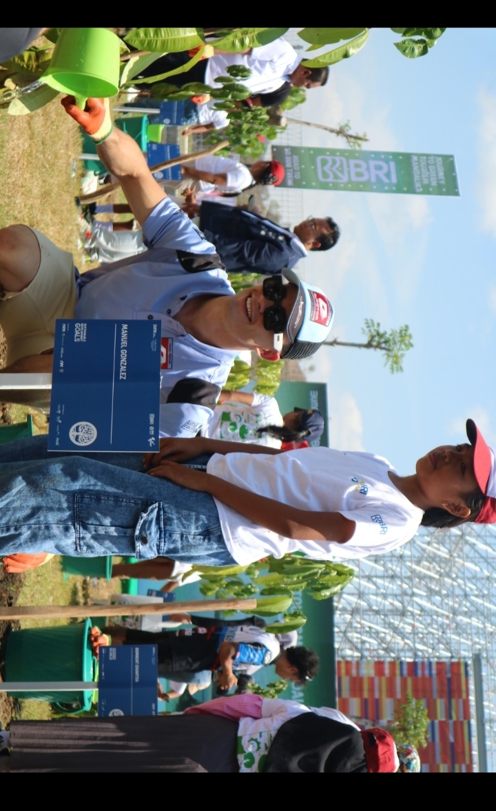 Para pembalap Moto2, Moto3 dan MotoGP berpartisipasi menanam pohon secara simbolis di area parkir VIP Deluxe, Sirkuit Internasional Mandalika, Lombok Tengah, Kamis (26/5).