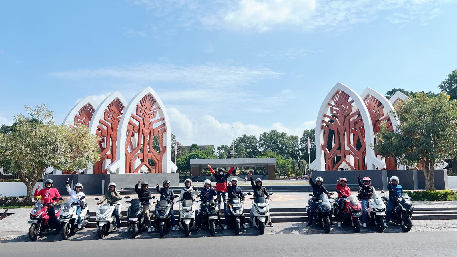 Touring Honda dimulai dari Taman Sangkareang Kota Mataram dan mengakhiri perjalanan di sate bulayak Mak Aton yang terkenal di Narmada, Kabupaten Lombok Barat.