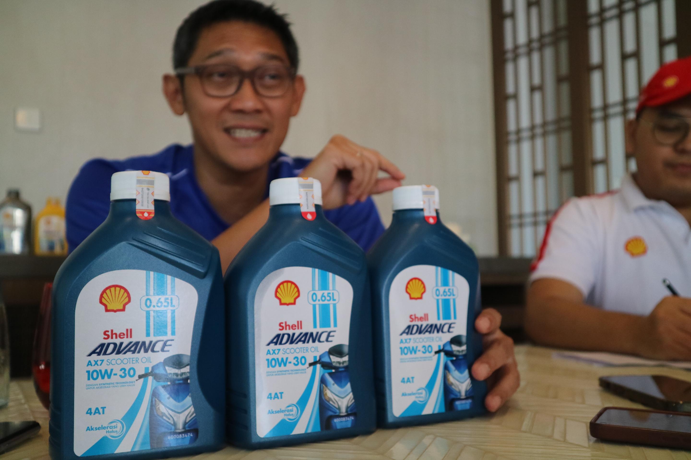 Vice President Marketing Lubricants Shell Indonesia Arie Satyanggoro kenalkan Advance AX7 Scooter Oil 10W-30 pada ajang MotoGP Mandalika 2024 di Lombok.