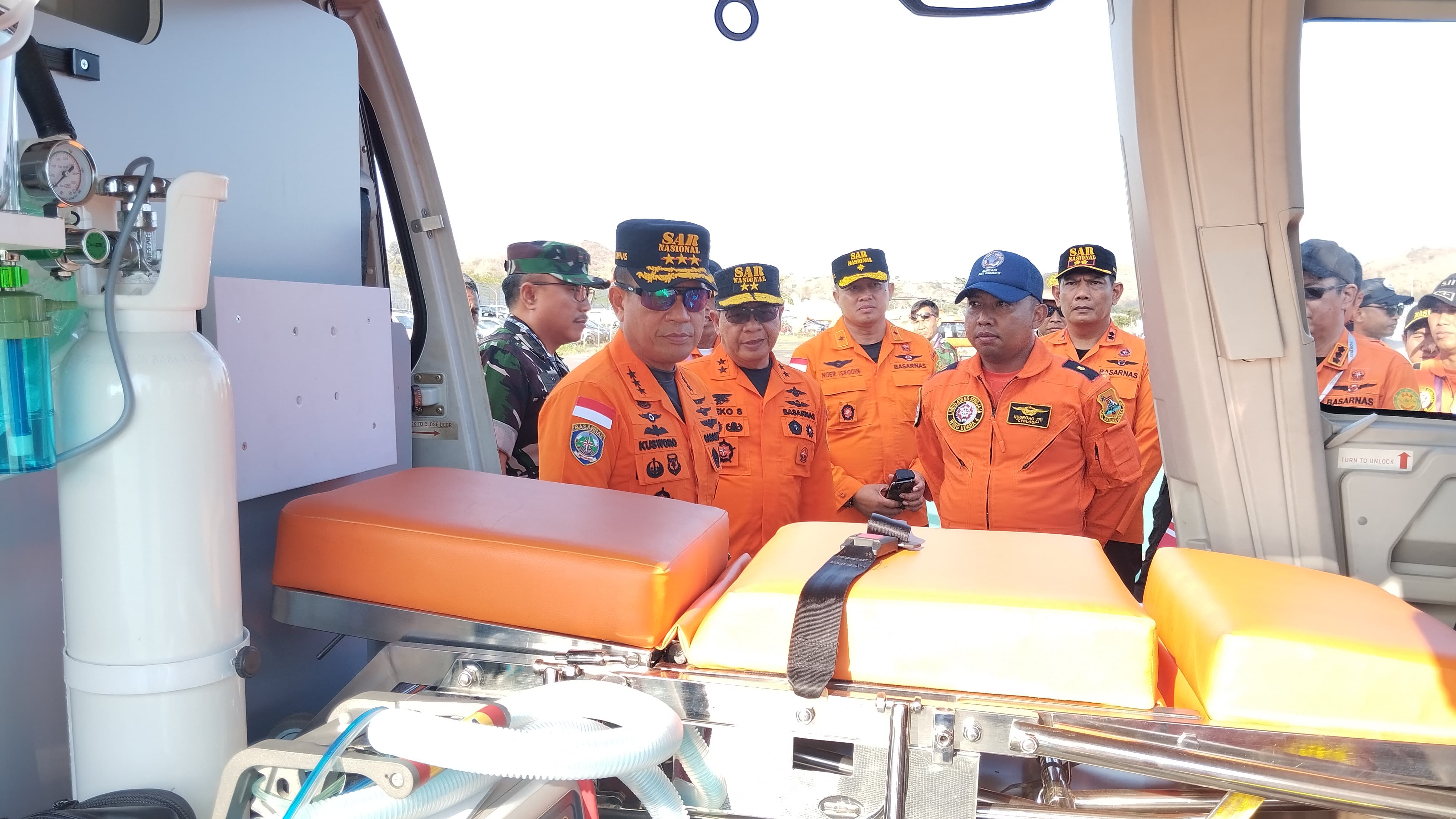 LAKUKAN PENGECEKAN: Kepala Badan Nasional Pencarian dan Pertolongan (BASARNAS) Marsekal Madya TNI Kusworo melakukan pengecekan sarana medis di dalam helikopter untuk evakuasi rider MotoGP Mandalika.