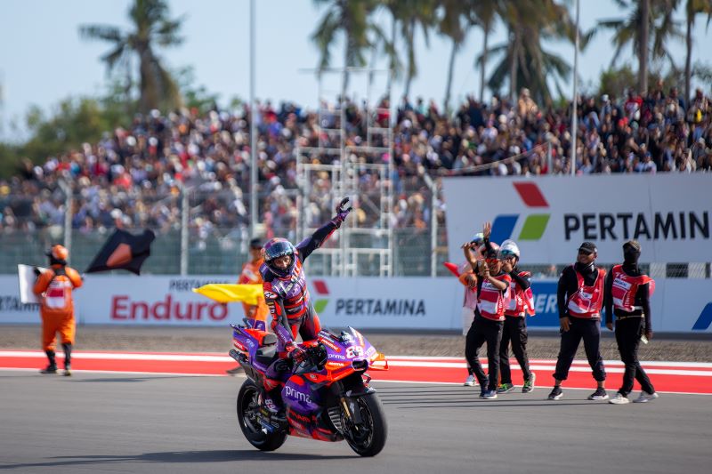TAKLUKKAN MANDALIKA: Jorge Martin merayakan kemenangan di Sirkuit Internasional Mandalika sesaat usai melewati garis finish, Minggu (29/9).